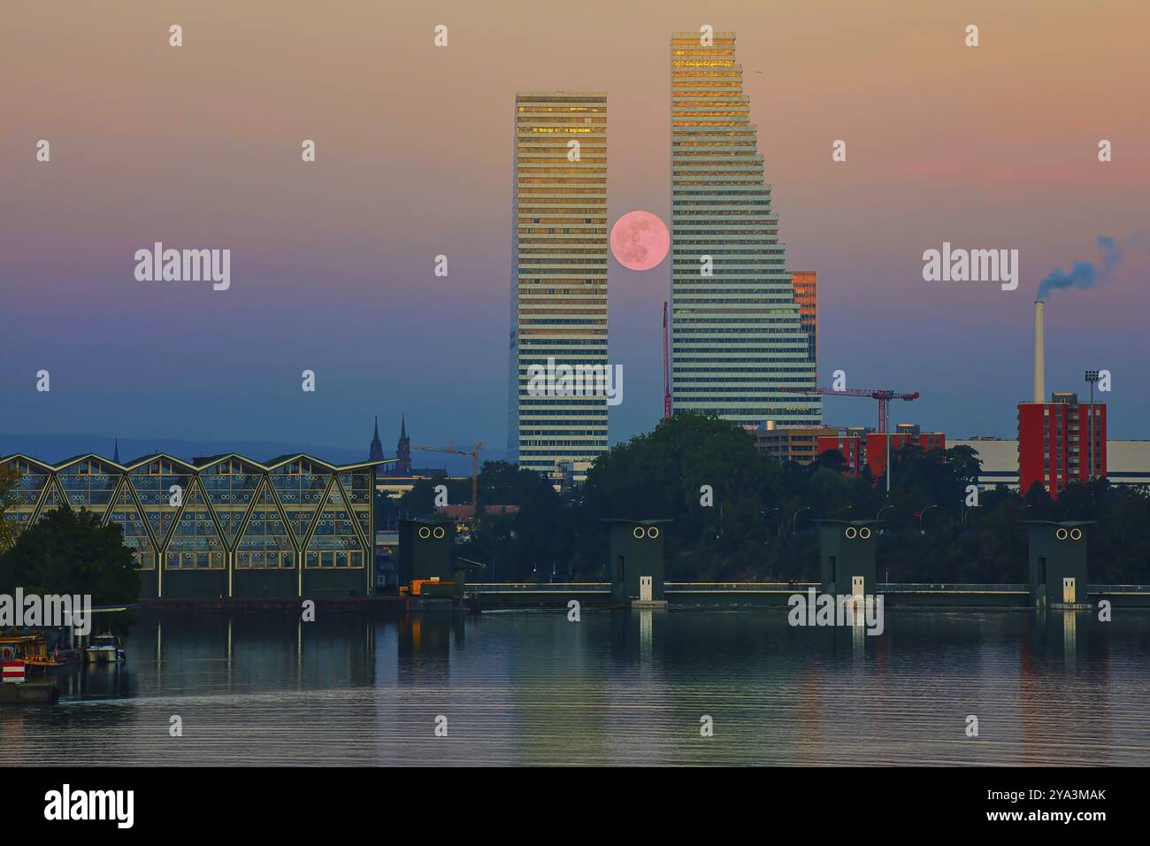 Due grattacieli a luna piena e al tramonto che si riflettono nelle acque calme, Roche Towers, Hoffmann- la Roche, l'edificio più alto della Svizzera, Basilea, Canton Foto Stock
