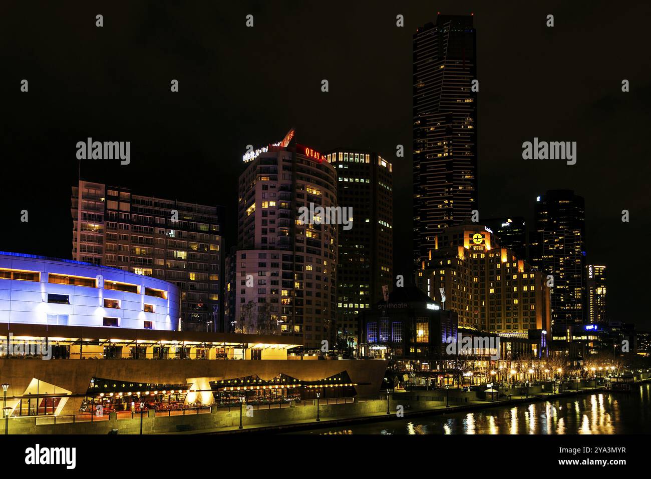 Centro di melbourne, lato fiume, moderno skyline urbano di notte in australia Foto Stock