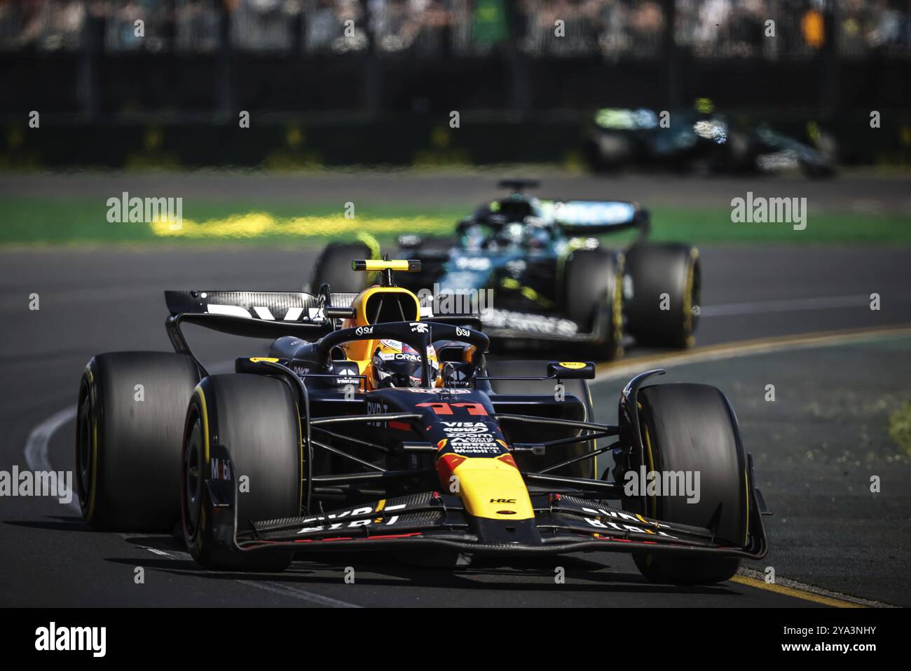 MELBOURNE, AUSTRALIA, 24 MARZO: Sergio Perez del Messico guida la Oracle Red Bull Racing RB20 durante il Gran Premio d'Australia 2024 ad Albert Park in Foto Stock