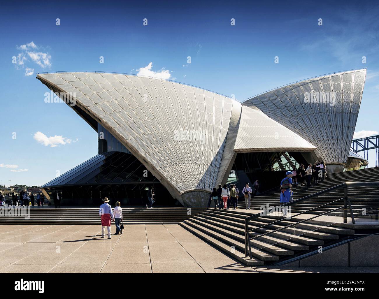 I turisti che visitano il teatro dell'opera di sydney in australia nei giorni di sole Foto Stock