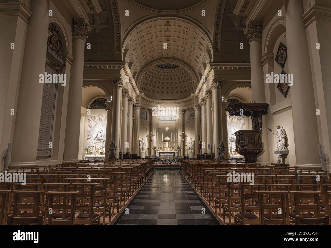 Bruxelles, Belgio, 06 10 2017 turisti locali che visitano l'interno della chiesa di Coudenbergh, Europa Foto Stock