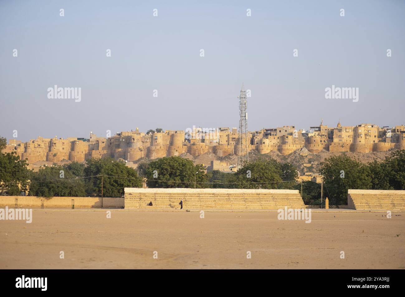 Jaisalmer, India, 7 dicembre 2019: Storico forte di Jaisalmer visto dallo Shaheed Poonam Singh Stadium, Asia Foto Stock