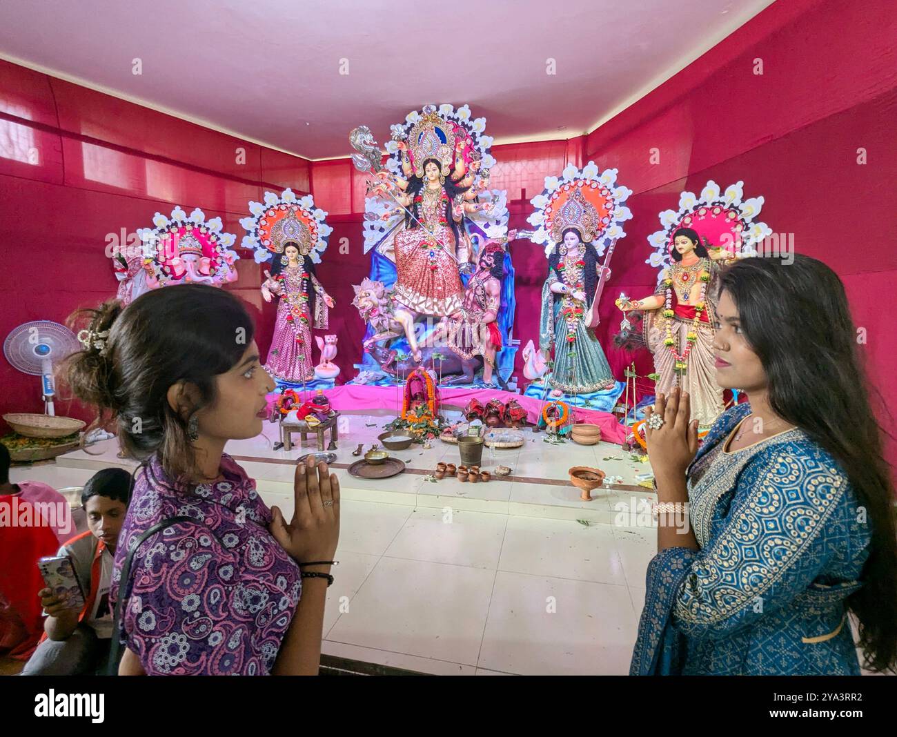 Maha Saptami, il secondo giorno della cinque giorni di Sharadiyo Durga Puja, è stato celebrato il 10 ottobre 2024 a Dacca, in Bangladesh, con il dovuto fervore religioso e gaiety. Templi e mandati improvvisati hanno visto un gran numero di devoti e visitatori come splendidi idoli della dea Durga furono formalmente installati su Maha Shasthi, che è stato osservato mercoledì. Anche se il puja iniziò a Maha Shasthi, i devoti iniziarono a visitare i puja pandali e mandaps in gran numero da oggi (il giorno di Maha Saptami). Foto di Habibur Rahman/ABACAPRESS. COM Foto Stock