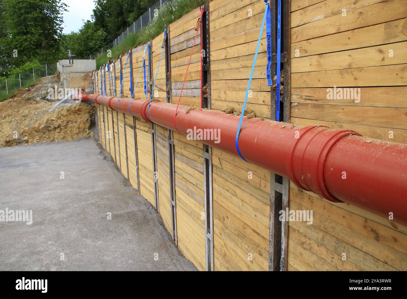 Il tubo delle acque reflue nell'ingresso di un impianto di trattamento delle acque reflue è stato trasferito per lavori di conversione Foto Stock