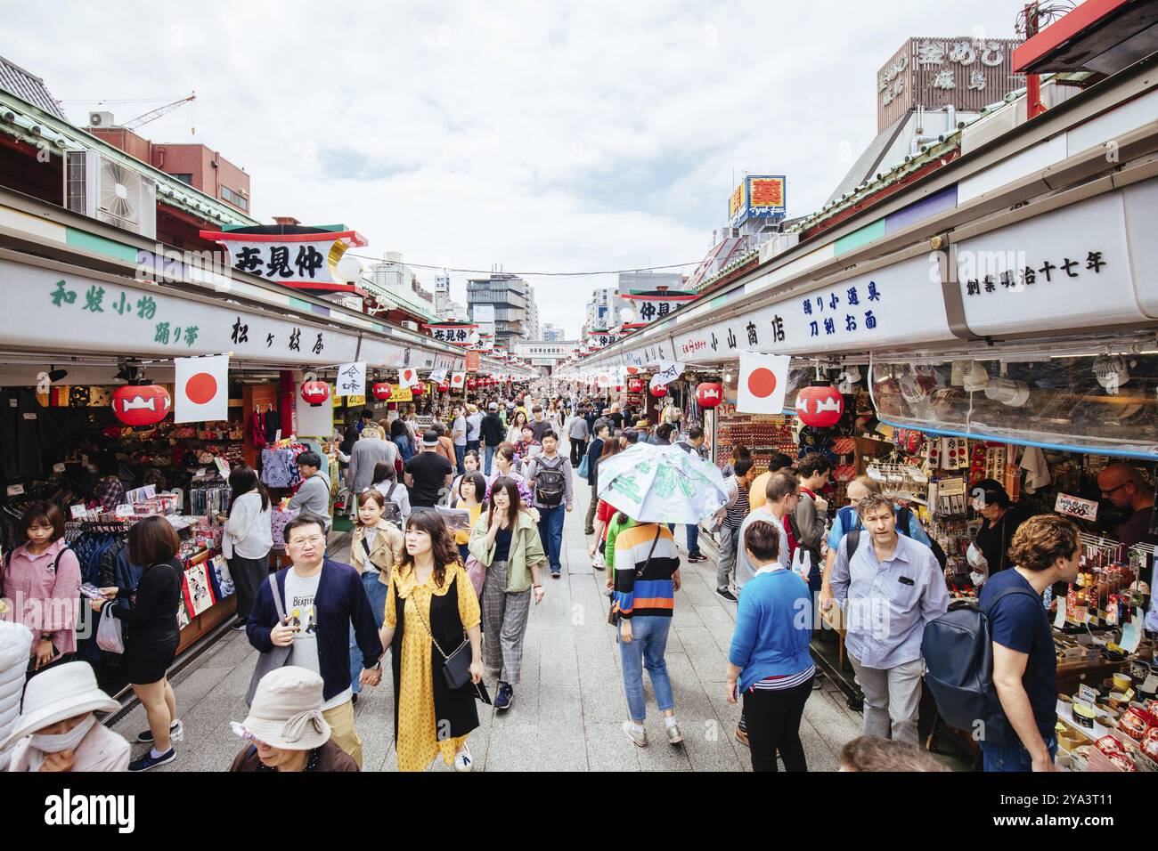 Tokyo, Giappone, 12 maggio 2019: Famosa via commerciale Nakamise vicino al Tempio Sensoji di giorno ad Asakusa, Tokyo, Giappone, Asia Foto Stock