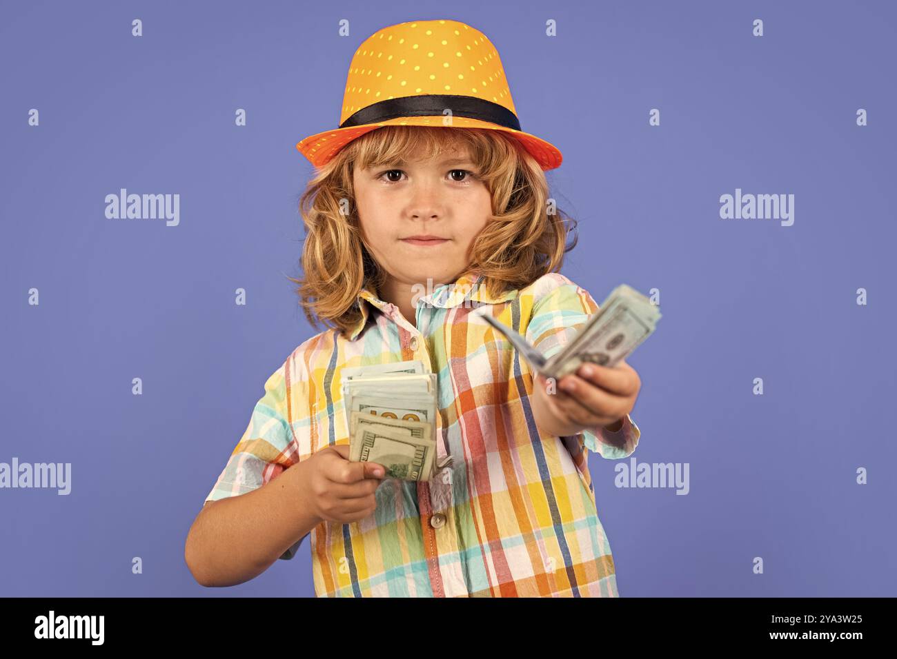 Denaro contante dollari fatture. Ricco capretto con i dollari. Lotteria cashback, vincere soldi grandi sfondo isolato. Foto Stock