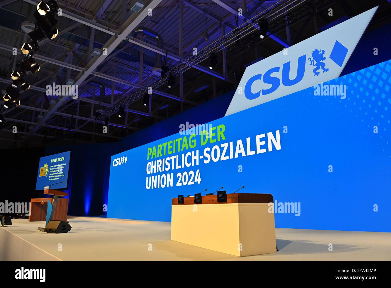 Leeres Podium, Buehne, Buehnen. Logo CSU, CSU Parteitag 2024 am 11.und 12.10.2024 MESSE AUGSBURG *** podio vuoto, palco, allestimento palco logo CSU, CSU party convention 2024 on 11 e 12 10 2024 AUGSBURG FAIR Foto Stock