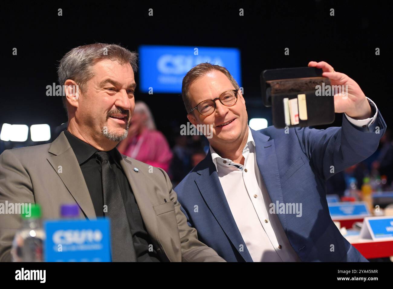 Smartphone Martin HUBER Generalsekretaer der CSU und Markus SOEDER Ministerpraesident Bayern und CSU Vorsitzender machen ein Selfie mit. CSU Parteitag 2024 am 11.und 12.10.2024 MESSE AUGSBURG *** Martin HUBER Segretario generale della CSU e Markus SOEDER Premier di Stato della Baviera e Presidente della CSU fate un selfie con smartphone CSU Party Congress 2024 l'11 e 12 10 2024 FIERA DI AUGUSTA Foto Stock