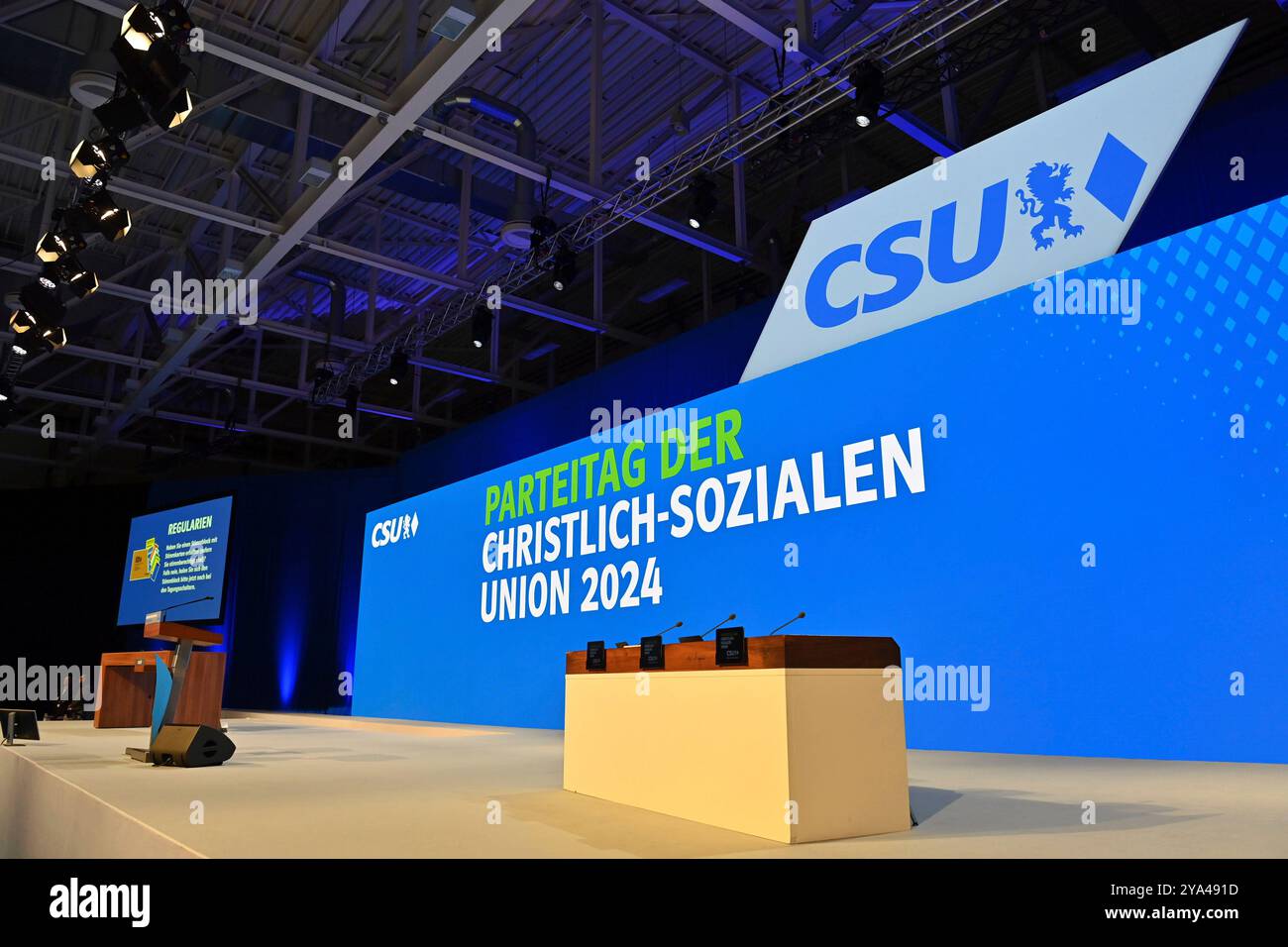 Augusta, Germania. 12 ottobre 2024. podio vuoto, palco, allestimento palco. Logo CSU, conferenza CSU party 2024 l'11 e 12 ottobre 2024, FIERA DI AUGUSTA? Credito: dpa/Alamy Live News Foto Stock
