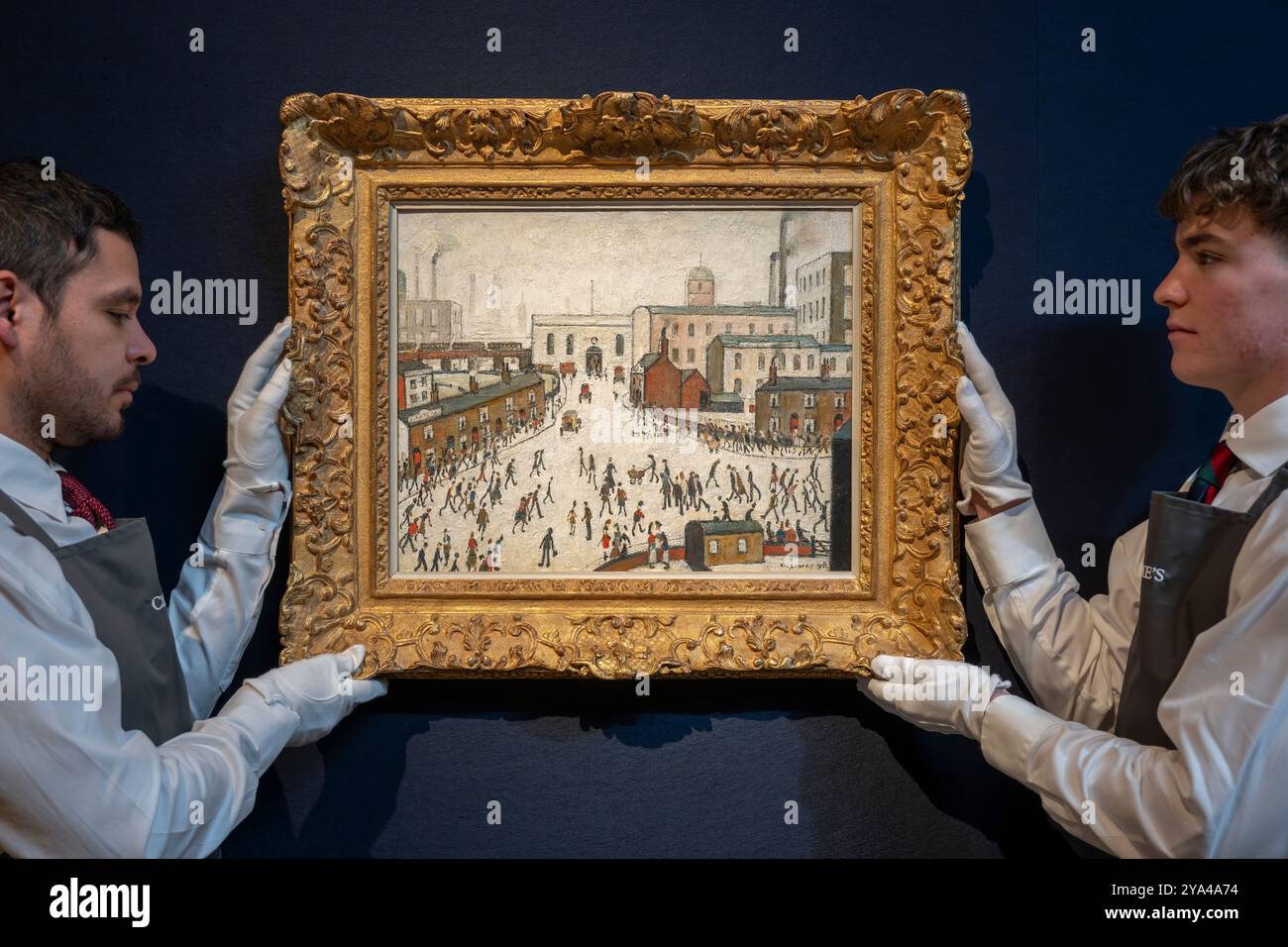 Londra, Regno Unito. 11 ottobre 2024. Anteprima di Christie's Modern British and Irish Art prima della vendita il 16 ottobre. I lavori includono: Laurence Stephen Lowry R.A., andando alla stazione, stima £ 600.000-800.000. Crediti: Malcolm Park/Alamy Foto Stock