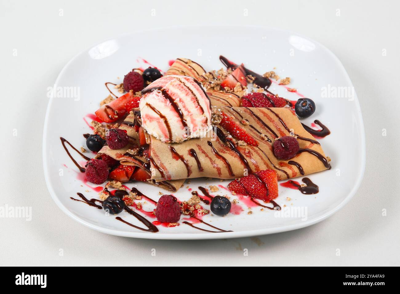 Crepes con frutti di bosco freschi, salsa al cioccolato e gelato Foto Stock