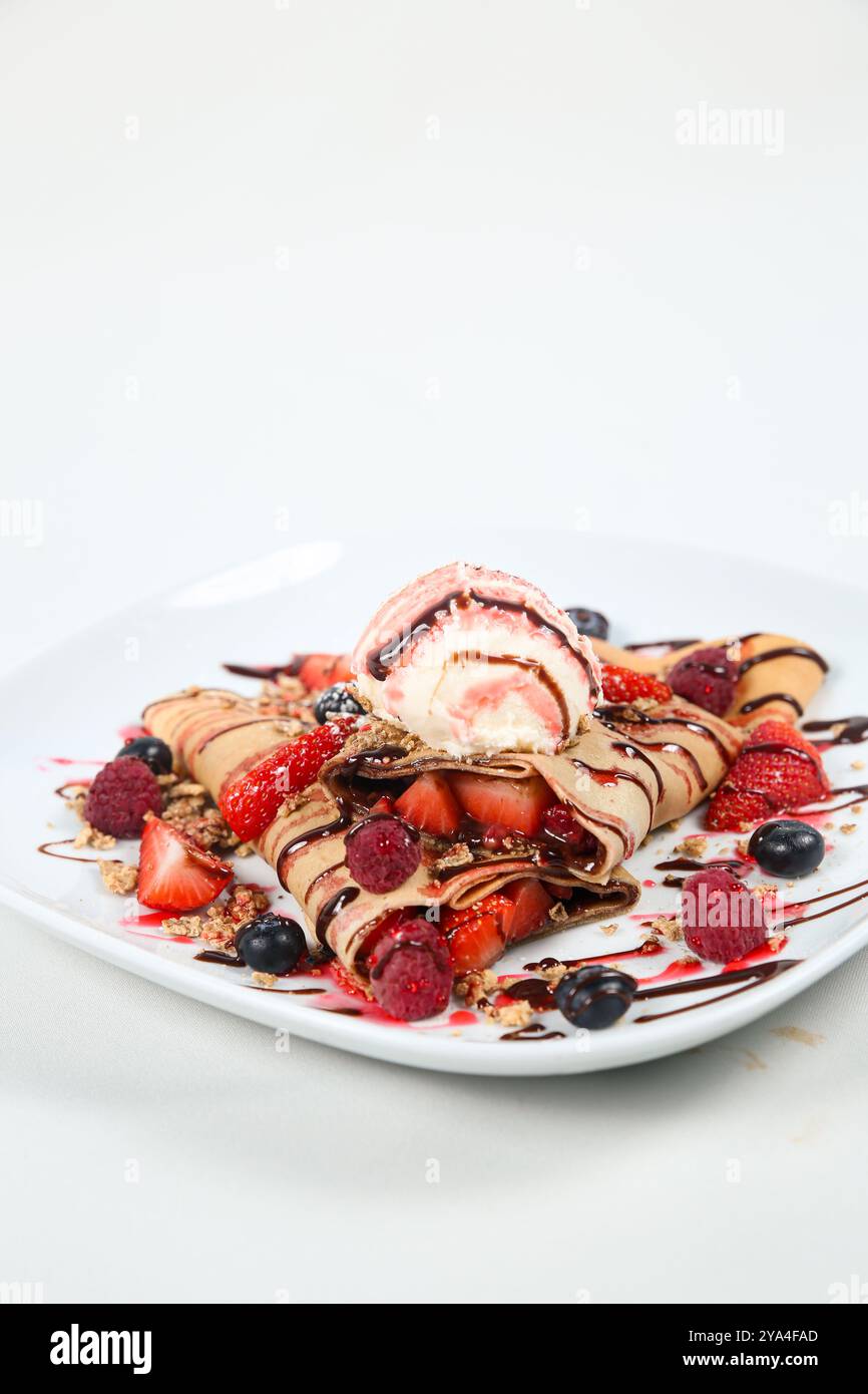Crepe con gelato e mescolare i frutti di bosco Foto Stock
