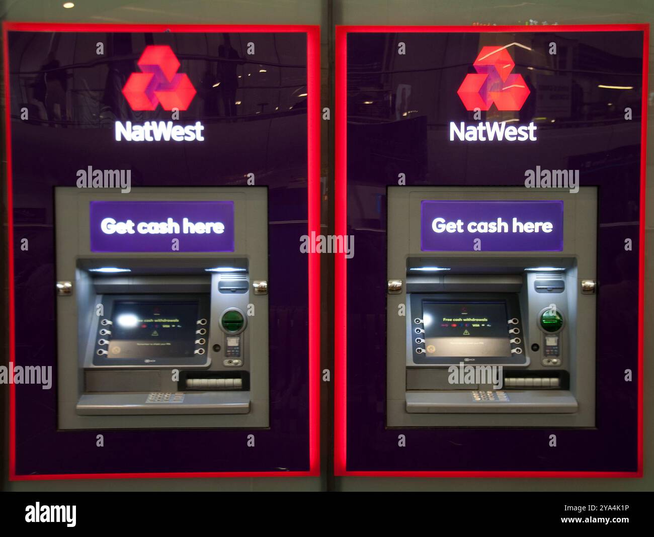 Bancomat NatWest, stazione di Kings Cross; Camden, Londra, Inghilterra, Regno Unito; punti cassa; bancomat; distributori di contanti Foto Stock