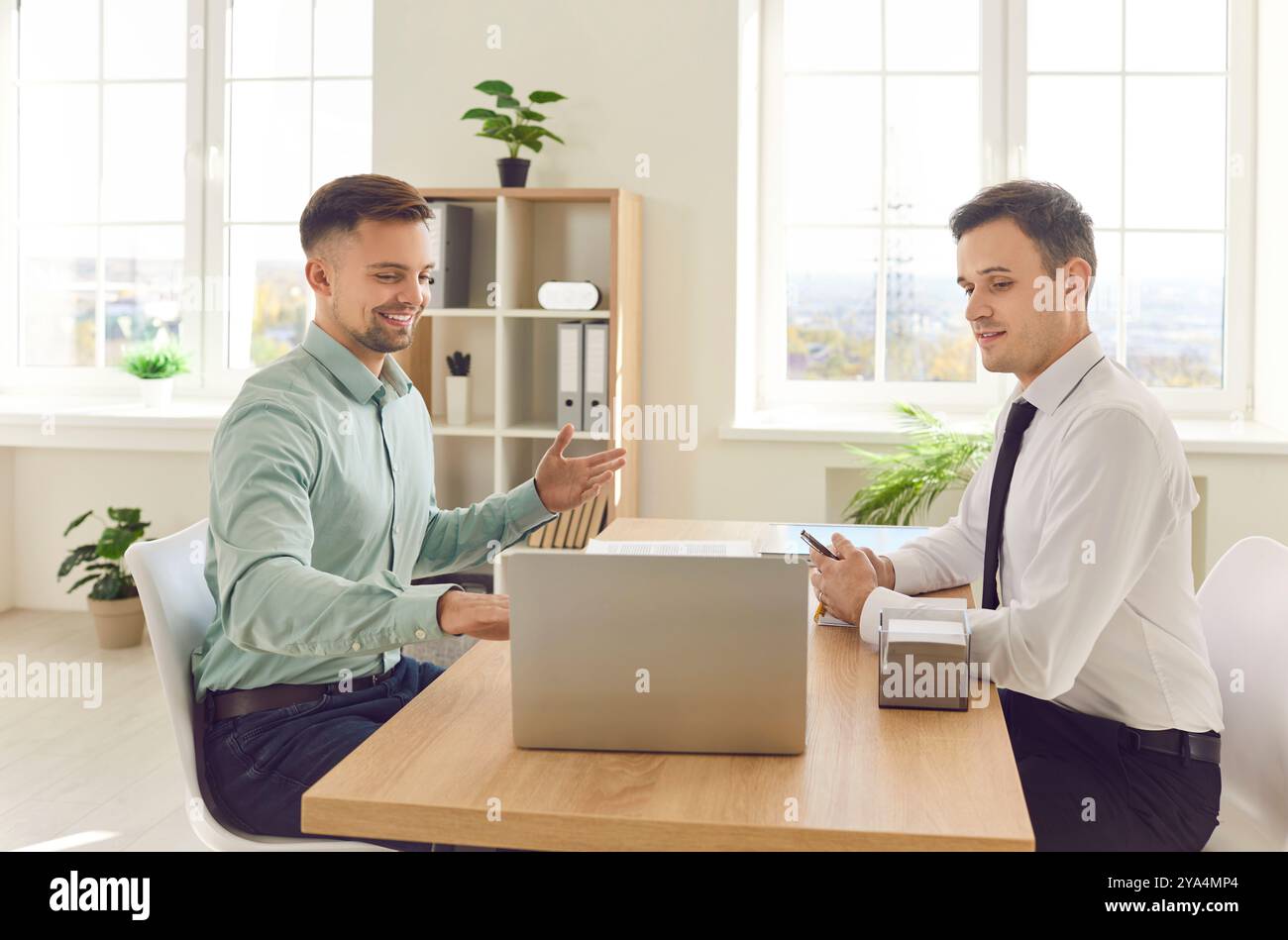 Uomini felici partner commerciali che lavorano, uomini d'affari impegnati a pianificare finanza e gestione Foto Stock