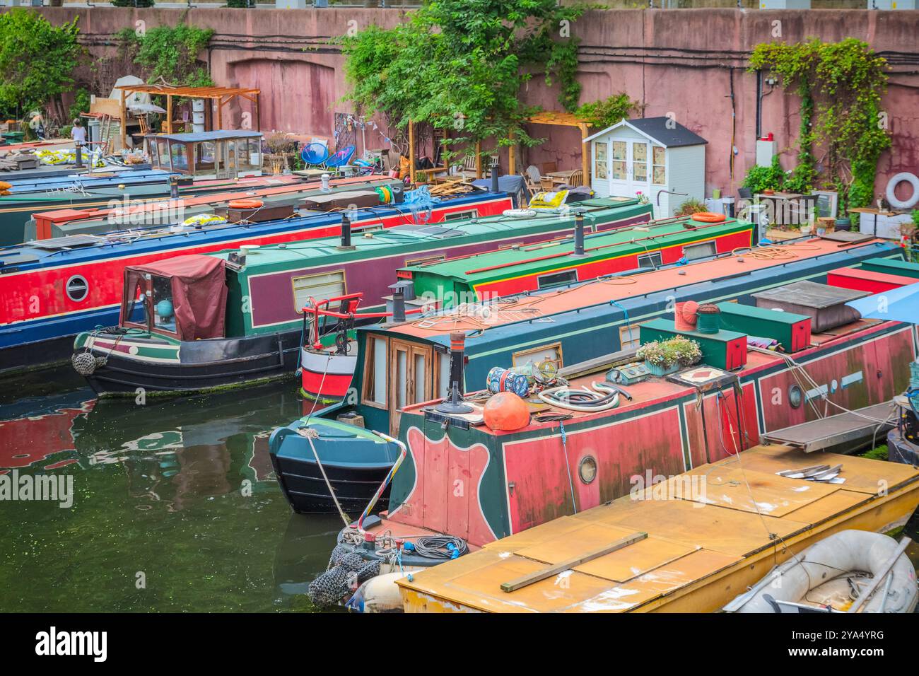 Fila di barche strette presso l'ormeggio di Lisson Grove, parte del Regent's Canal a Londra, Regno Unito Foto Stock