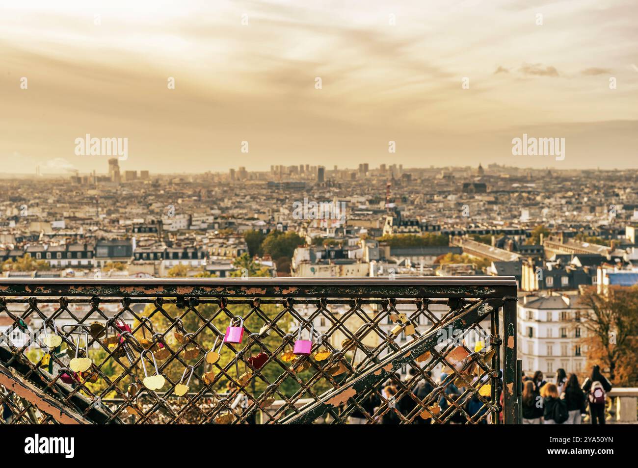 Lucchetti con promesse d'amore lasciate dagli amanti in un'atmosfera romantica a Montmartre, Parigi, Francia Foto Stock