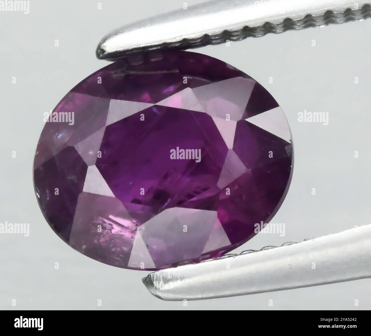 Preziosa pietra preziosa di ametista naturale con taglio ovale visualizzata con precisione. Foto Stock