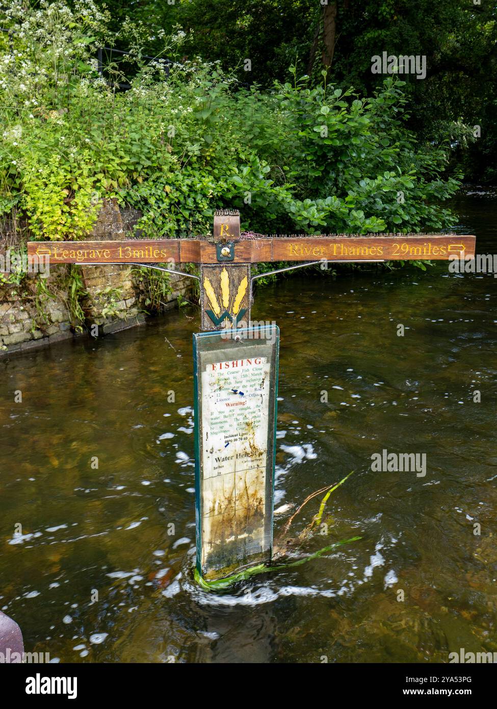 Cartello nel fiume Lea a Wheathampstead con la distanza a monte di Leagrave e a valle del fiume Tamigi che si unisce a Bow Creek, Londra Foto Stock