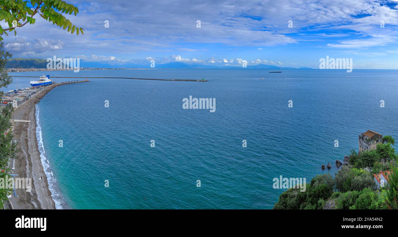 Vista panoramica del Golfo di Salerno dalla villa comunale di Vietri sul Mare. Foto Stock