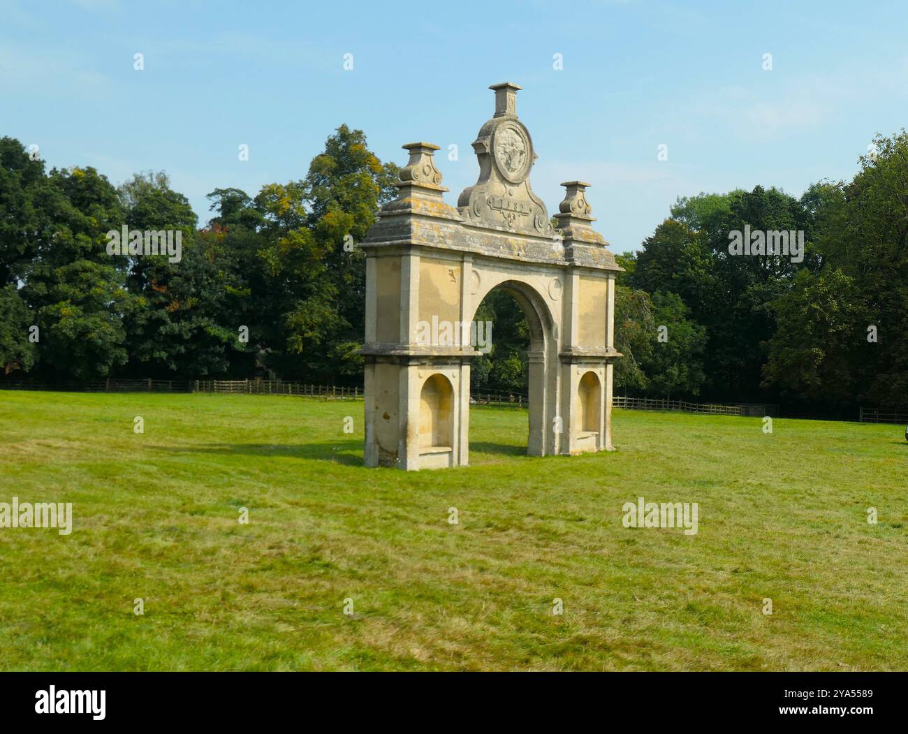 Holdenby House, arco del Northamptonshire, edificio in pietra della guerra civile, cancello d'ingresso, giardino d'erba, giardini, luogo storico all'esterno delle mura Foto Stock