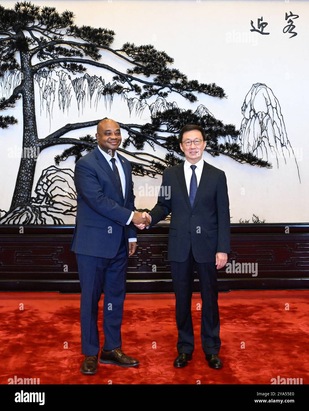 Pechino, Cina. 12 ottobre 2024. Il vicepresidente cinese Han Zheng incontra il ministro degli Esteri colombiano Luis Gilberto Murillo a Pechino, capitale della Cina, 12 ottobre 2024. Crediti: Shen Hong/Xinhua/Alamy Live News Foto Stock