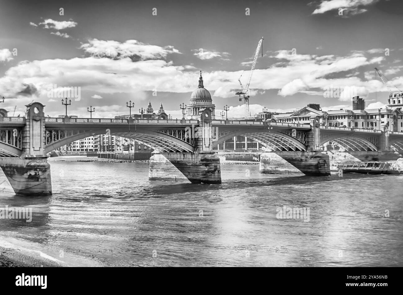 Vista dell'iconica cattedrale di St. Paul sul Southwark Bridge, Londra, Regno Unito Foto Stock