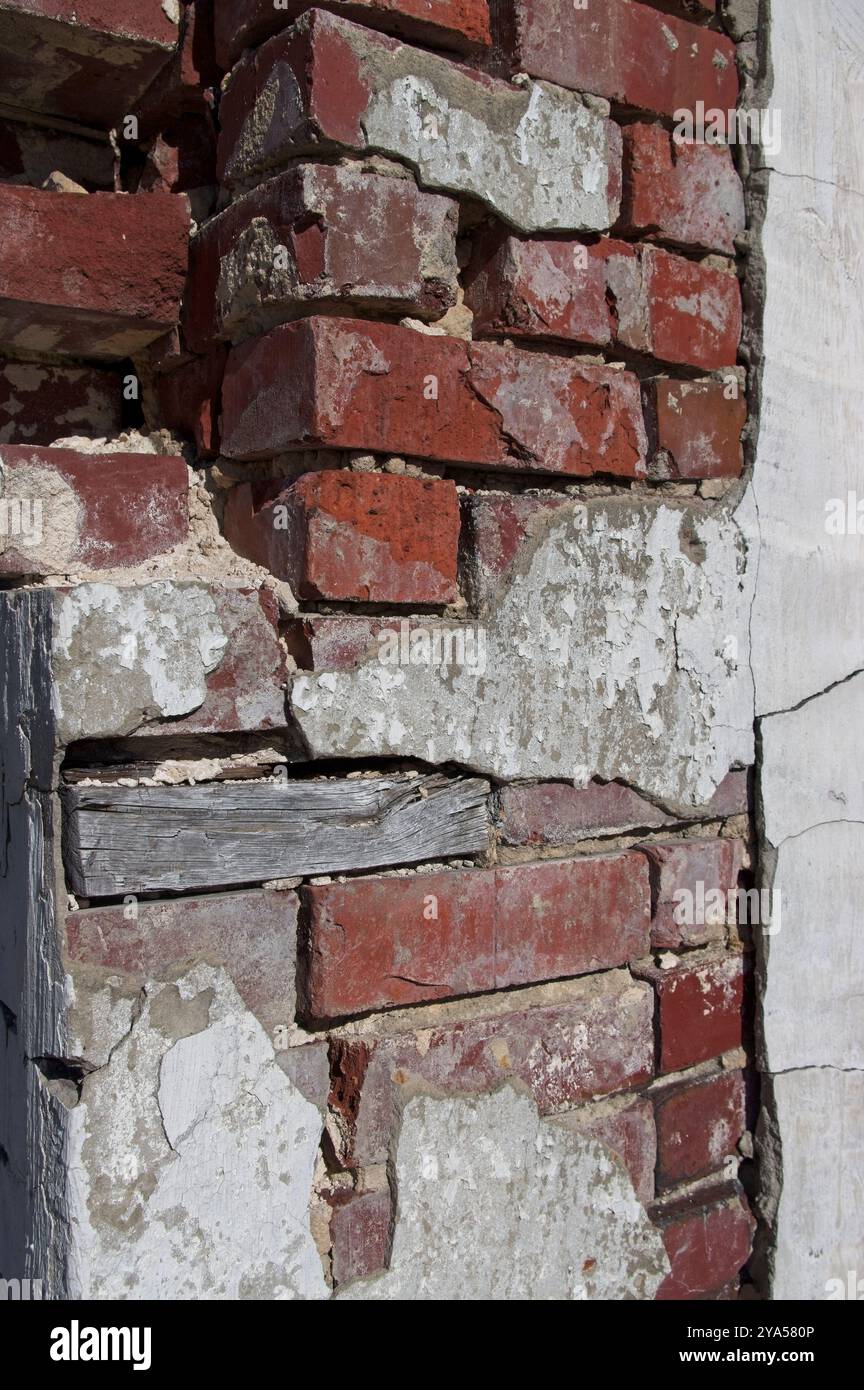 Colonna in mattoni deteriorata con Malta mancante e resti di stucco Foto Stock