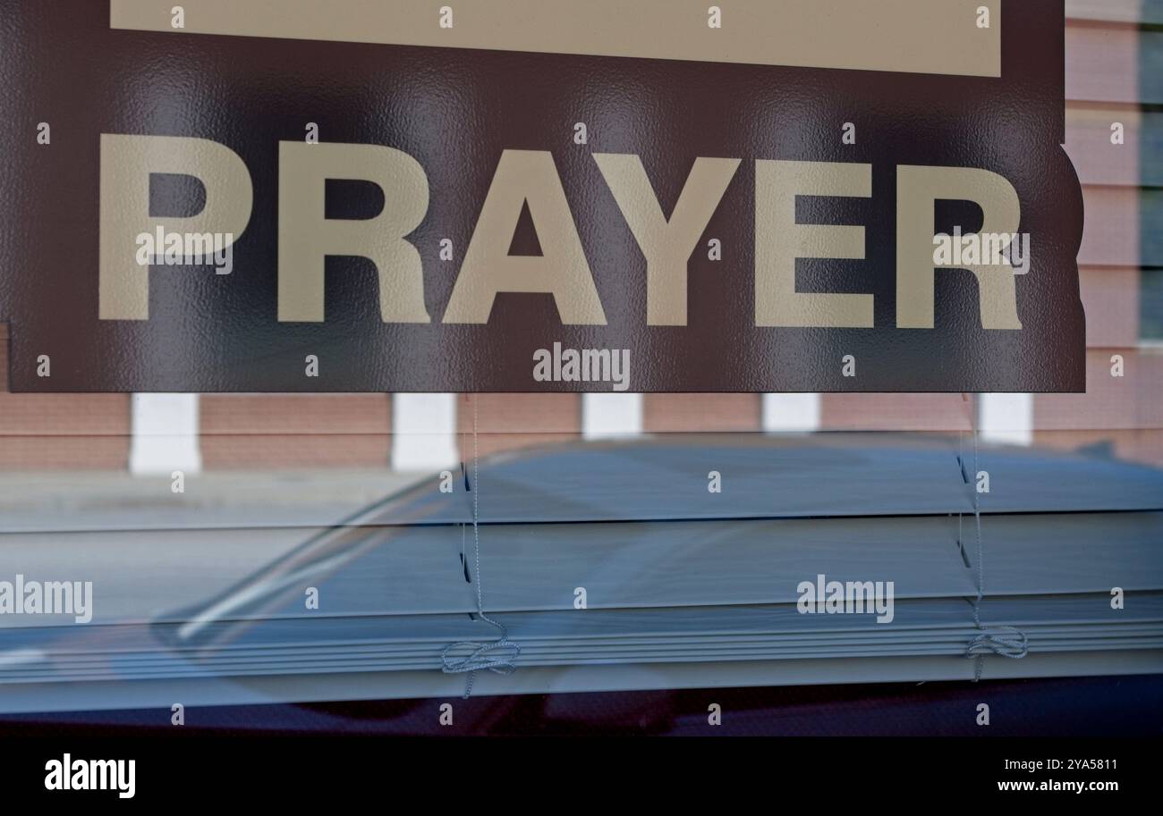 Vetrina su una strada che recita preghiera Foto Stock