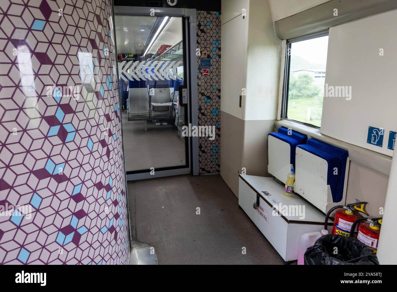 Porta in vetro ad azionamento automatico del treno espresso passeggeri in movimento durante il giorno Foto Stock