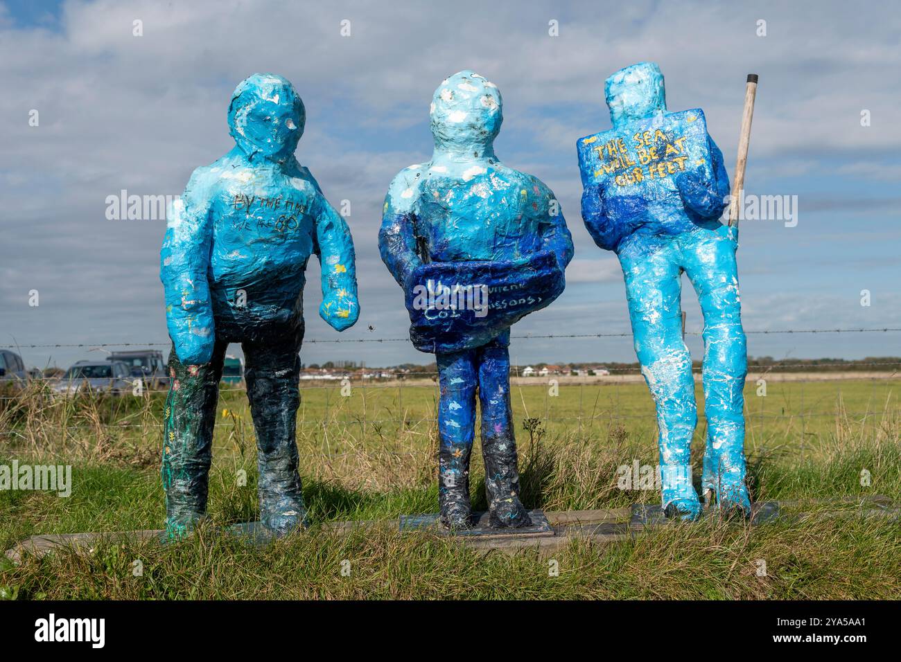 Scultura di figure umane che evidenzia l'aumento previsto del livello del mare a causa di CO2 e cambiamenti climatici, Keyhaven, Hampshire, Inghilterra, Regno Unito Foto Stock