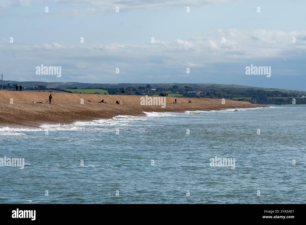 Gente che pesca al largo di Hurst Spit, Keyhaven, Hampshire, Inghilterra, Regno Unito Foto Stock