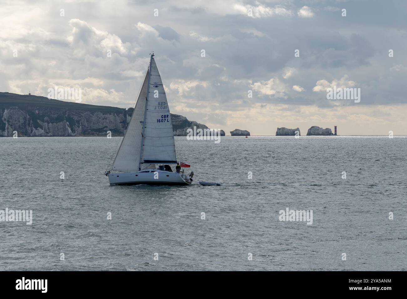 Barca a vela nel West Solent vicino al faro di Needles Point, costa dell'Hampshire, Inghilterra, Regno Unito a ottobre Foto Stock