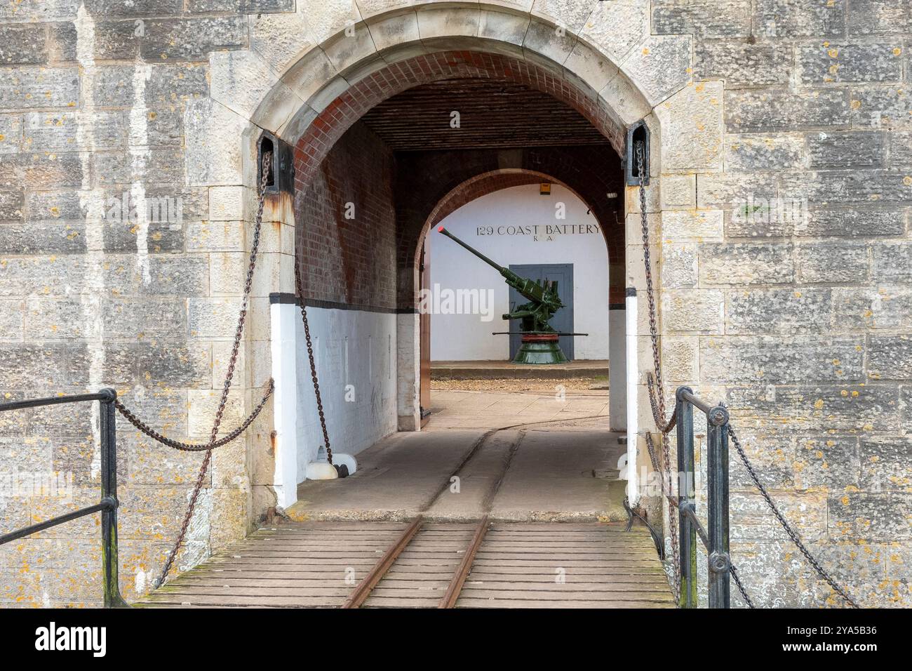 Hurst Castle, Keyhaven, Hampshire, Inghilterra, Regno Unito, cancello d'ingresso e portabagagli. Foto Stock