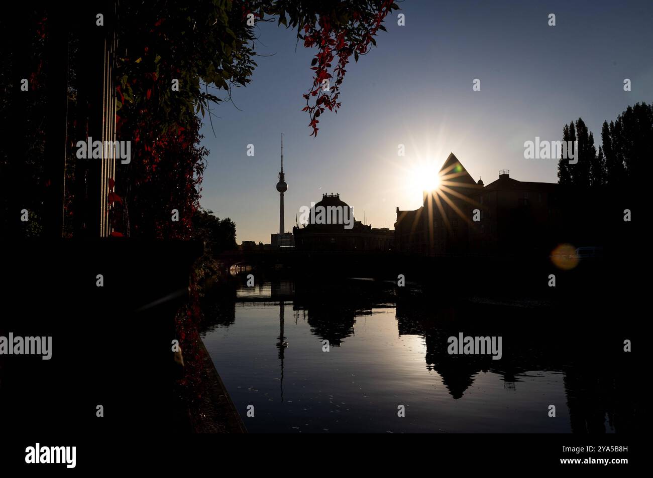 12.10.2024 - Herbststimmung a Berlino: DAS Bode Museum und der Fernsehturm am Alexanderplatz spiegeln sich am frühen Morgen im Wasser der Spree. Berlin Innenstadt Berlin Deutschland *** 12 10 2024 atmosfera autunnale a Berlino il Museo Bode e la torre della televisione di Alexanderplatz si riflettono nell'acqua della Sprea al mattino presto nel centro di Berlino Berlino Germania Copyright: XBEAUTIFULxSPORTS/RaphaelxSchmittx Foto Stock