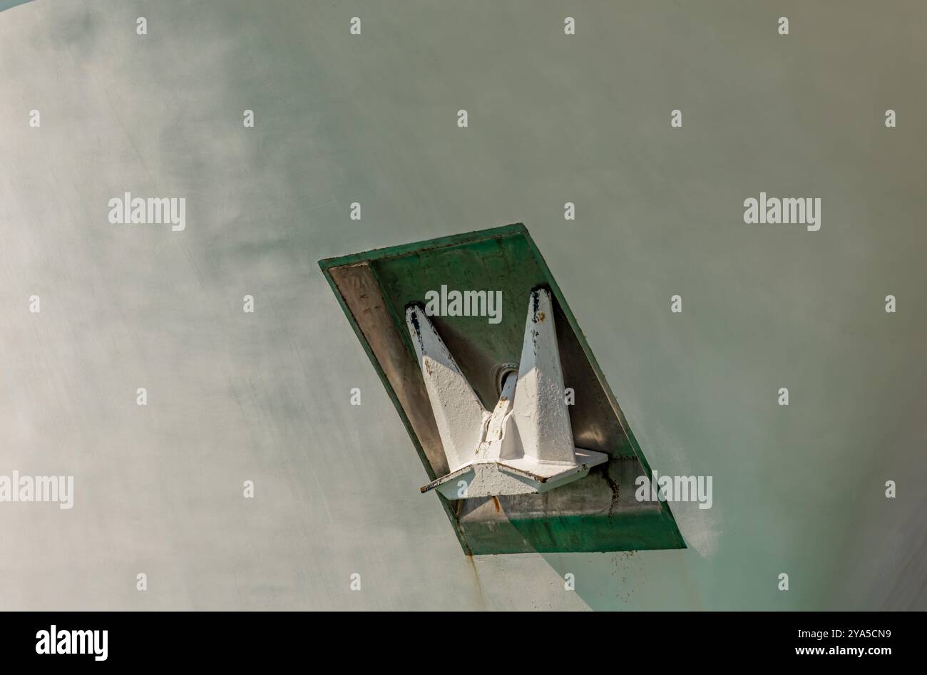 Una passeggiata lungo il sentiero intorno al lago a Blachownia in autunno Foto Stock