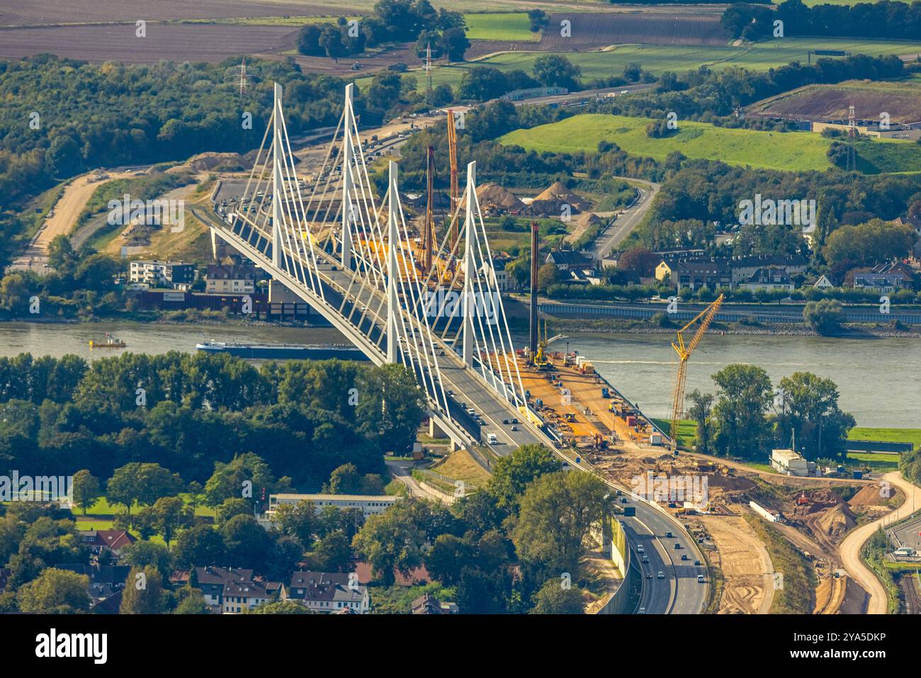 Luftbild, Großbaustelle Autobahn A40 Rheinbrücke Neuenkamp über den Fluss Rhein, Neuenkamp, Duisburg, Ruhrgebiet, Nordrhein-Westfalen, Deutschland ACHTUNGxMINDESTHONORARx60xEURO *** Vista aerea, autostrada A40 per i principali cantieri, ponte sul Reno Neuenkamp sul fiume Reno, Neuenkamp, Duisburg, regione della Ruhr, Renania settentrionale-Vestfalia, Germania ATTENTIONxMINDESTHONORARx60xEURO Foto Stock