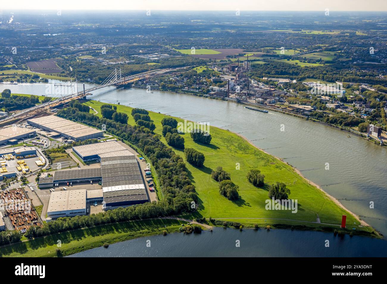 Luftbild, Großbaustelle Autobahn A40 Rheinbrücke Neuenkamp, Rheinaue und Binnenschifffahrt Fluss Rhein, Gewerbegebiet am Blumenkampshof mit Amazon Logistik und Kühne und Nagel, Fernsicht, Neuenkamp, Duisburg, Ruhrgebiet, Nordrhein-Westfalen, Deutschland ACHTUNGxMINDESTHONORARx60xEURO *** Vista aerea, autostrada A40 per grandi cantieri, ponte sul Reno Neuenkamp, Rheinaue e navigazione interna fiume Reno, zona industriale am Blumenkampshof con logistica Amazon e Kühne e Nagel, vista distante, Neuenkamp, Duisburg, zona della Ruhr, Renania settentrionale-Vestfalia, Germania ATTENTIONxMINDESTHONORARx60xEURO Foto Stock