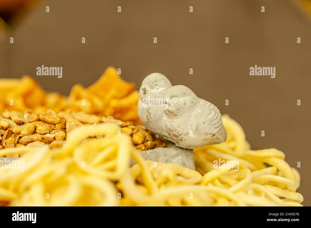 Stravagante disposizione snack con affascinanti Figurine di uccello e dolcetti croccanti. Foto Stock