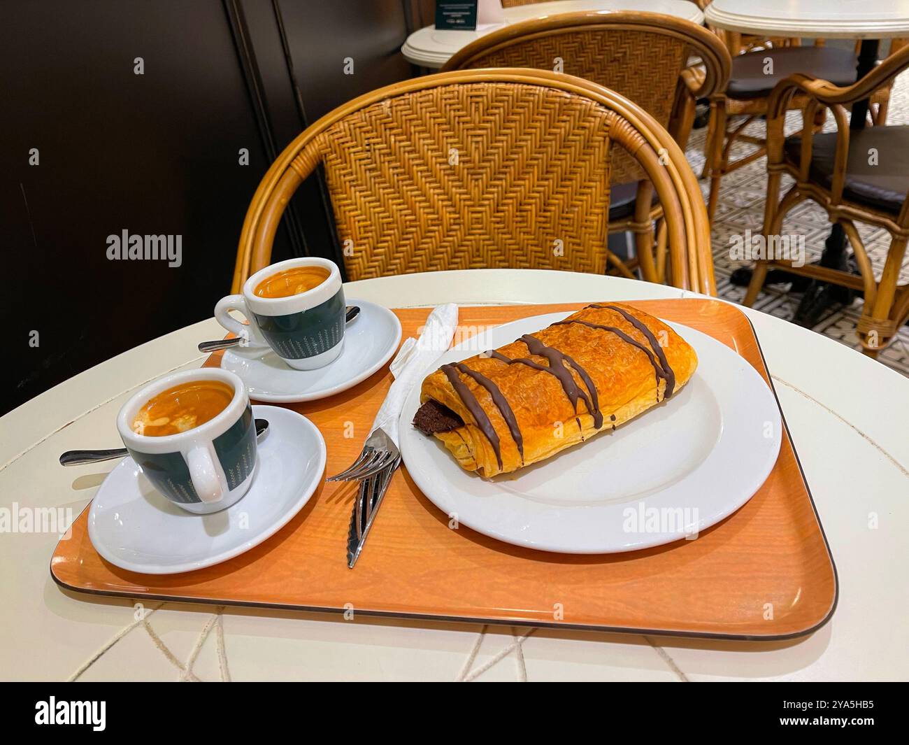 Due tazze di caffè e torta di pasta sfoglia in un caffè. Foto Stock
