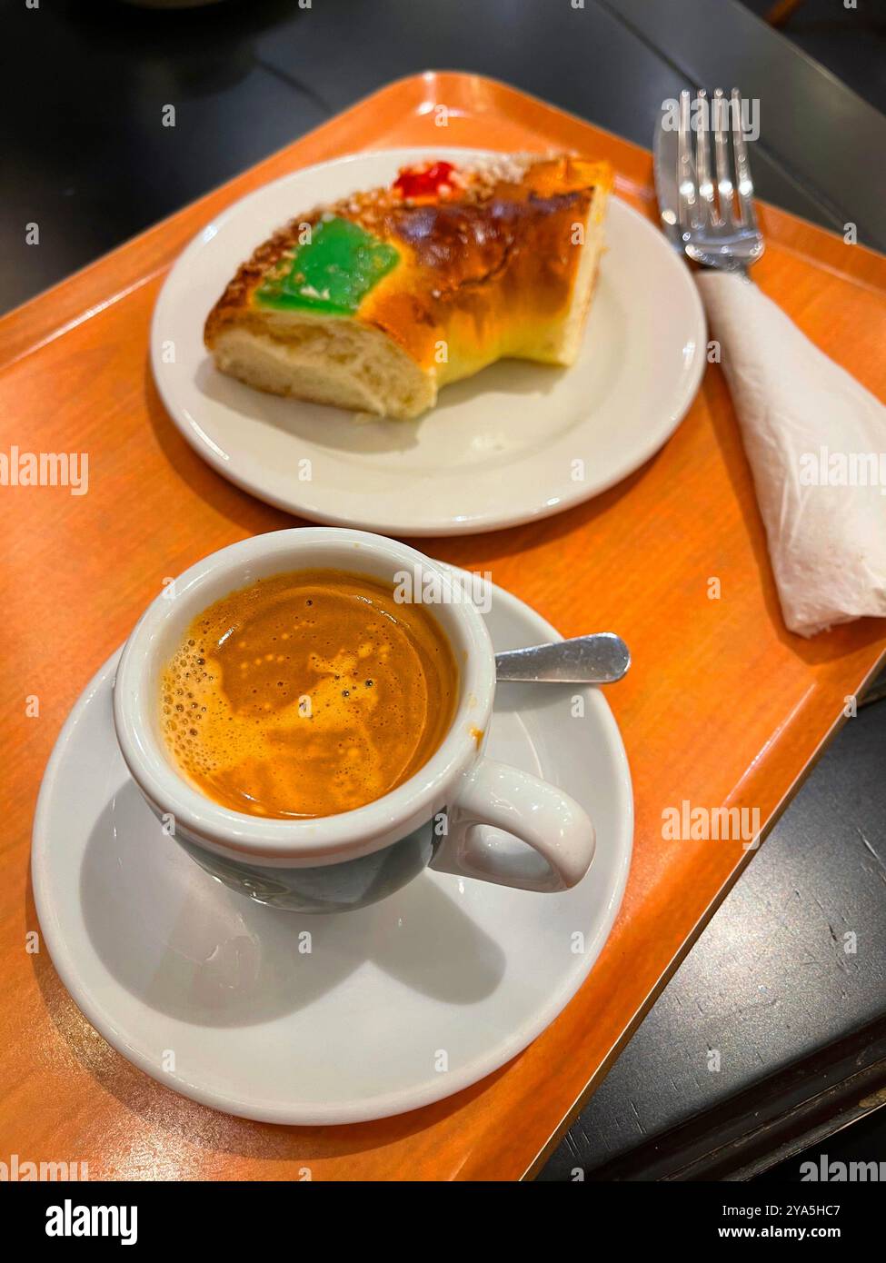 Tazza di caffè e tre torte King's. Spagna. Foto Stock