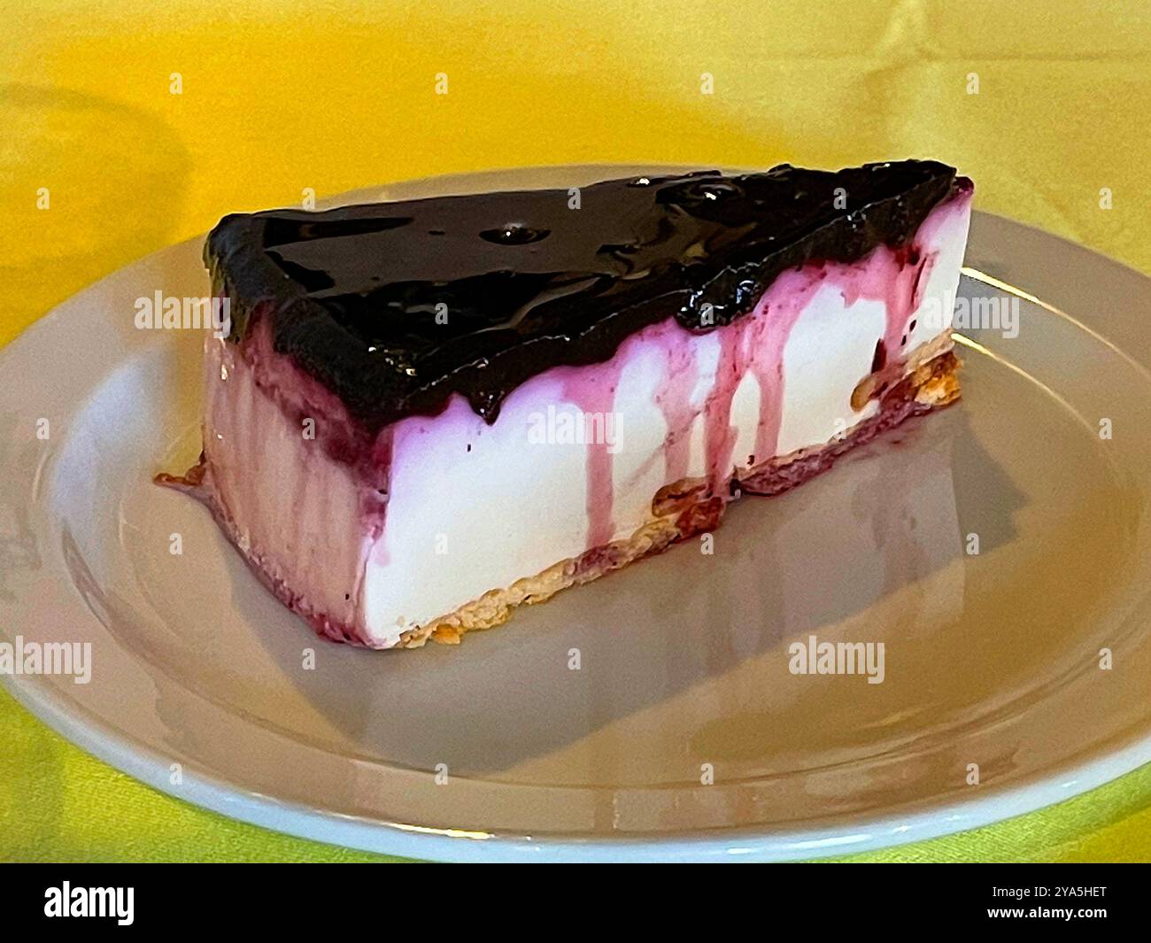 Torta al formaggio con marmellata di mora. Foto Stock