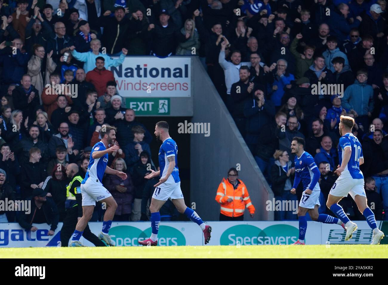 Will Grigg di Chesterfield (a sinistra) festeggia con i compagni di squadra dopo aver segnato il secondo gol della loro squadra durante la partita Sky Bet League Two allo SMH Group Stadium di Chesterfield. Data foto: Sabato 12 ottobre 2024. Foto Stock