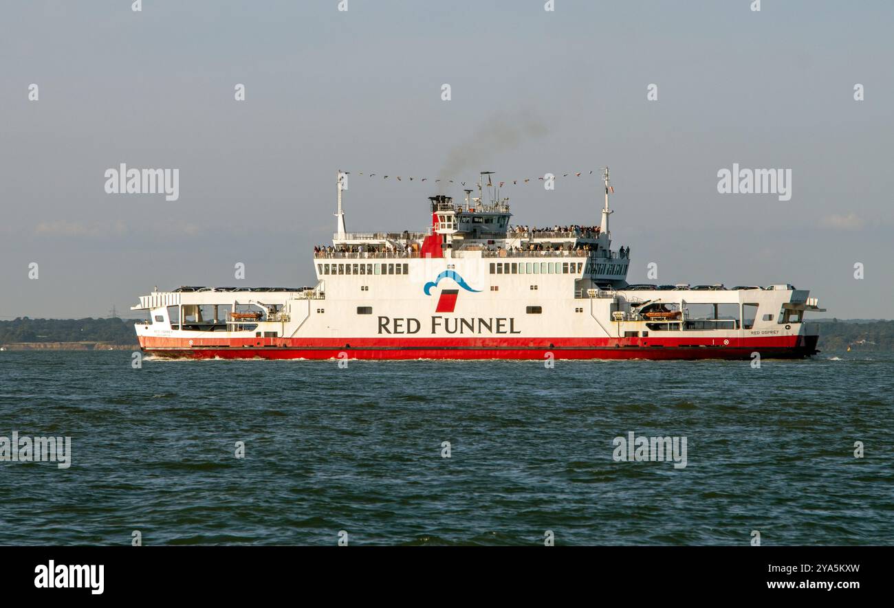 Red Funnel Isle of Wight Ferry Red Osprey nel Solent tra Cowes e Southampton Foto Stock