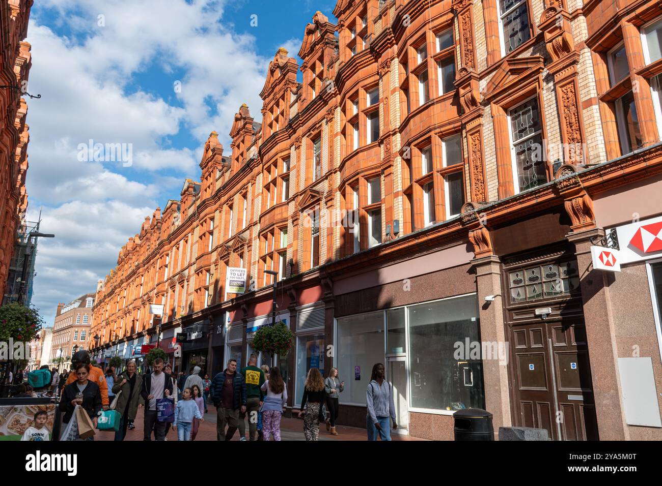 Queen Victoria Street nel centro della città di Reading, Berkshire, Inghilterra, Regno Unito, vista sulla strada con negozi Foto Stock