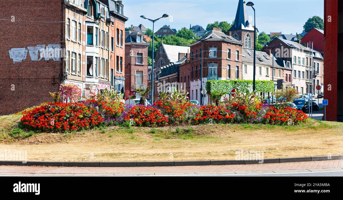 Namur, Belgio - 9 luglio 2010: Rond-Point de Bomel. Rotatoria panoramica del traffico all'incrocio di quattro strade principali vicino alla stazione ferroviaria di Namur. Foto Stock