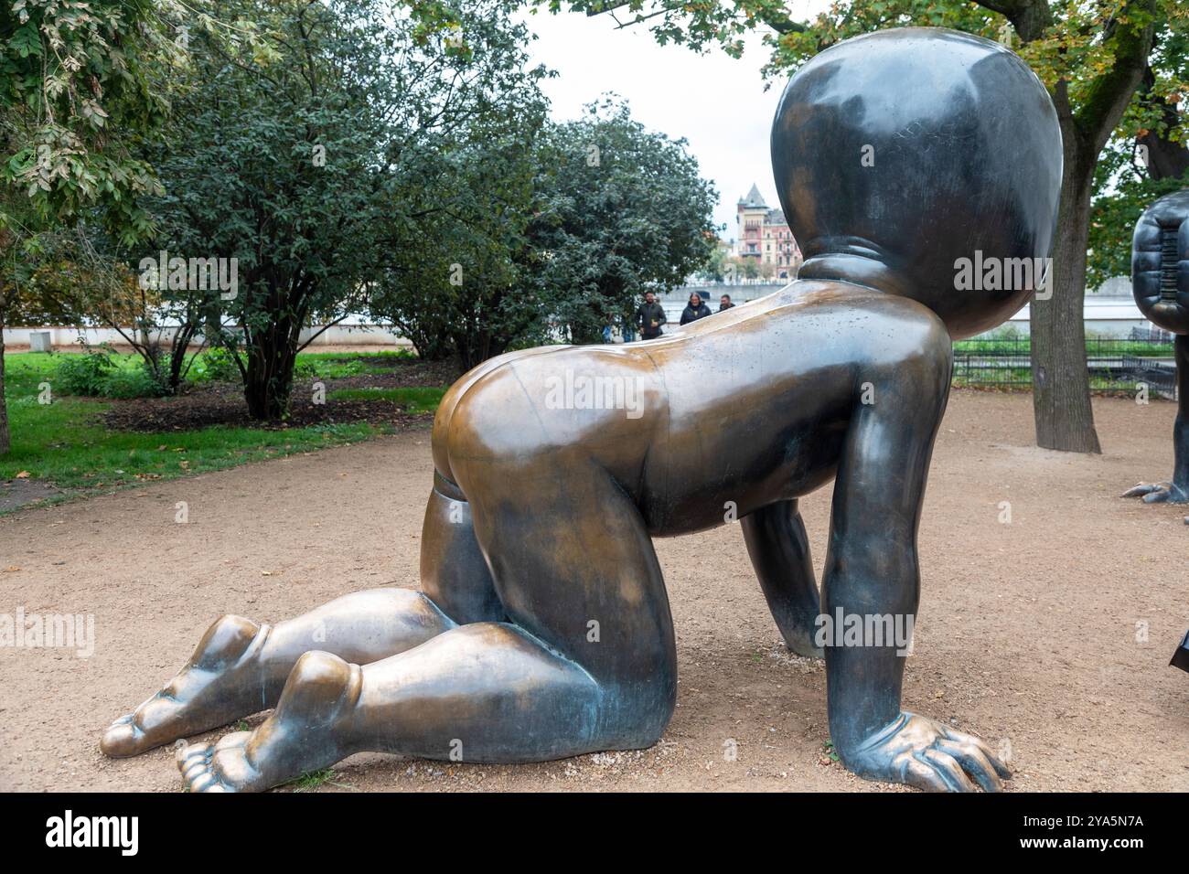 Miminka che strizza i bambini scolpisce Praga Repubblica Ceca Foto Stock