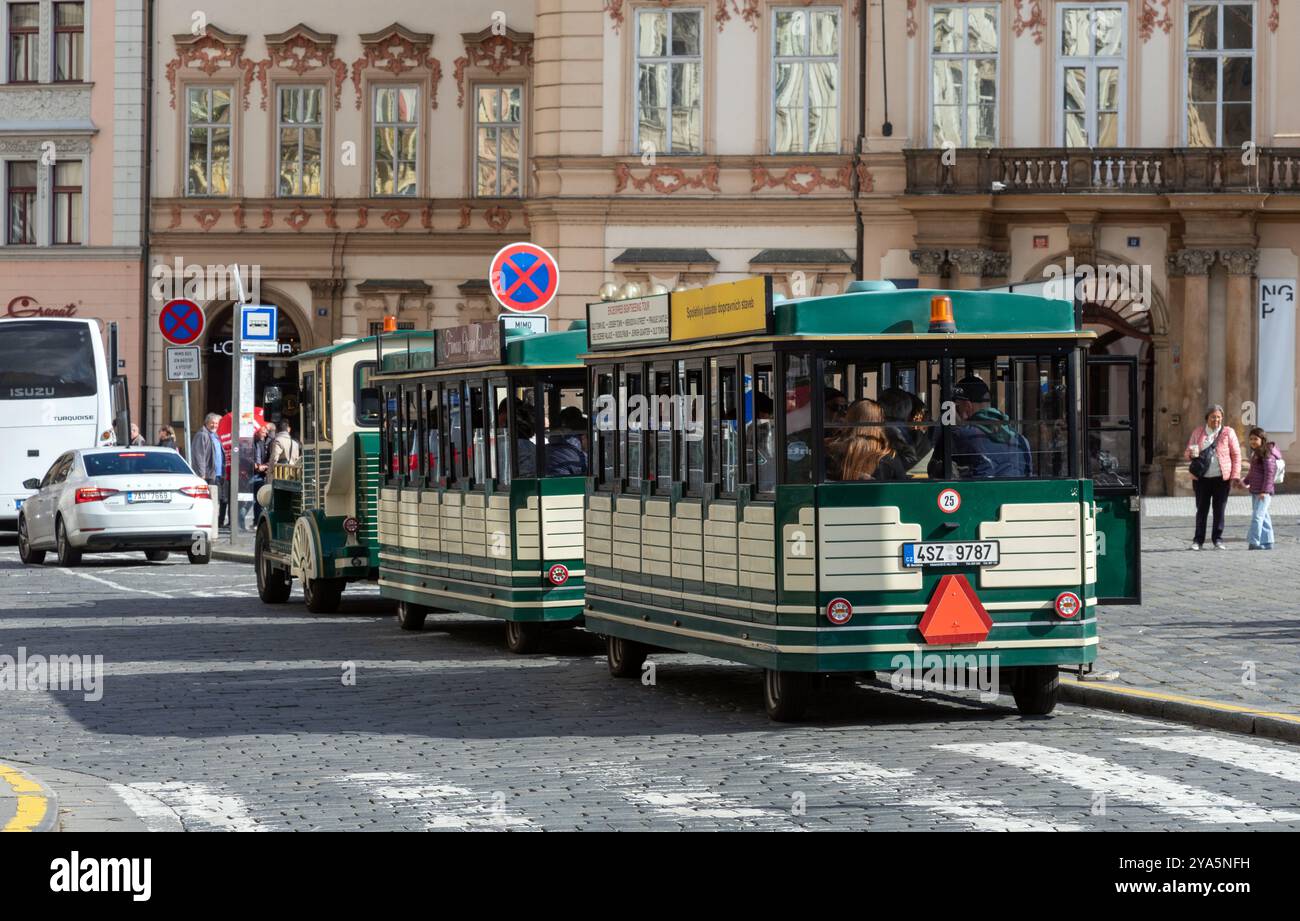 Autobus turistici nella Piazza della città Vecchia di Praga Repubblica Ceca Foto Stock