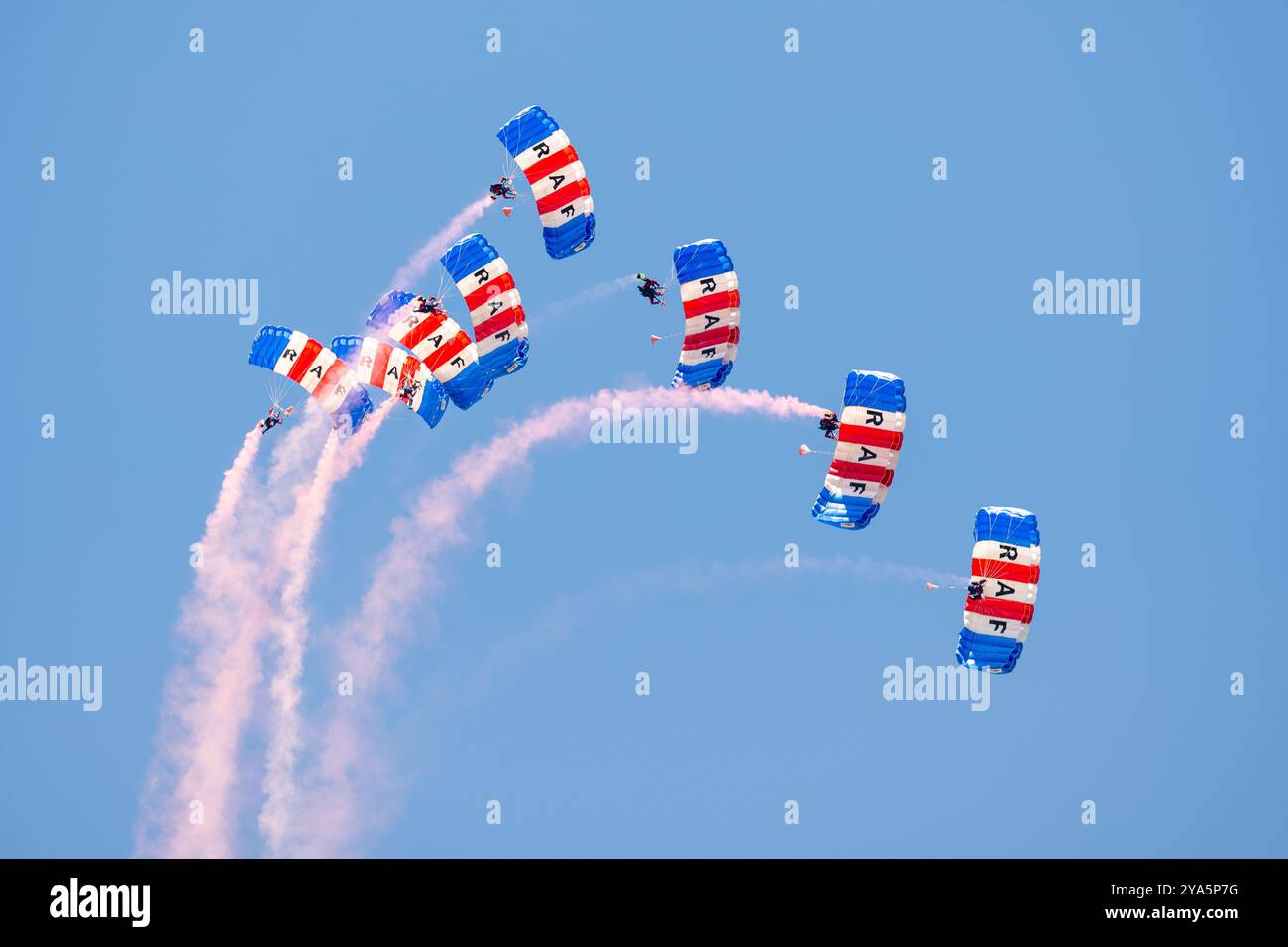 Il RAF Falcons Parachute display Team si esibisce al Royal International Air Tattoo 2024. Foto Stock