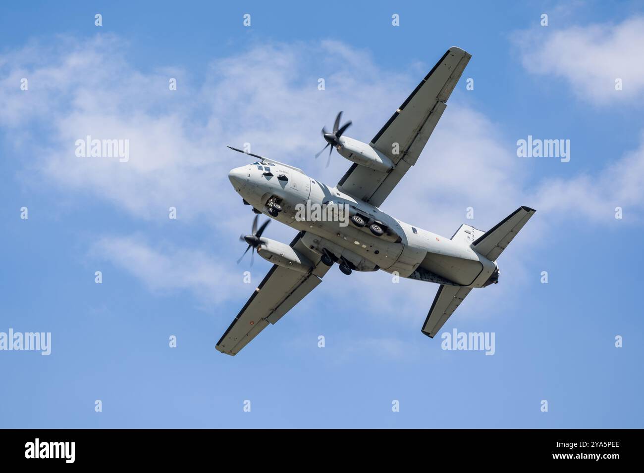 Aeronautica militare Italiana - Alenia C-27J Spartan, esibendosi al Royal International Air Tattoo 2024. Foto Stock