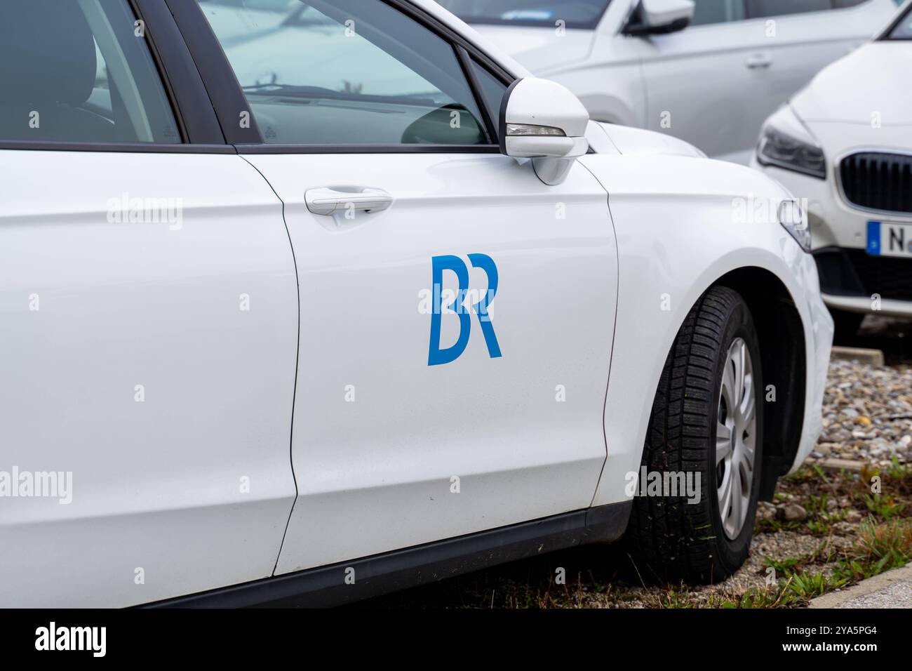 Augusta, Baviera, Germania - 12 ottobre 2024: Vettura bianca con logo BR, Bayerischer Rundfunk *** Weißes Auto mit dem BR Logo, Bayerischer Rundfunk Foto Stock